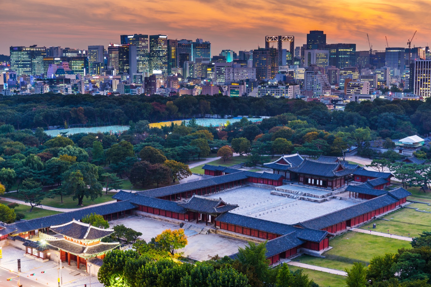 夕景のソウル市街と宮殿